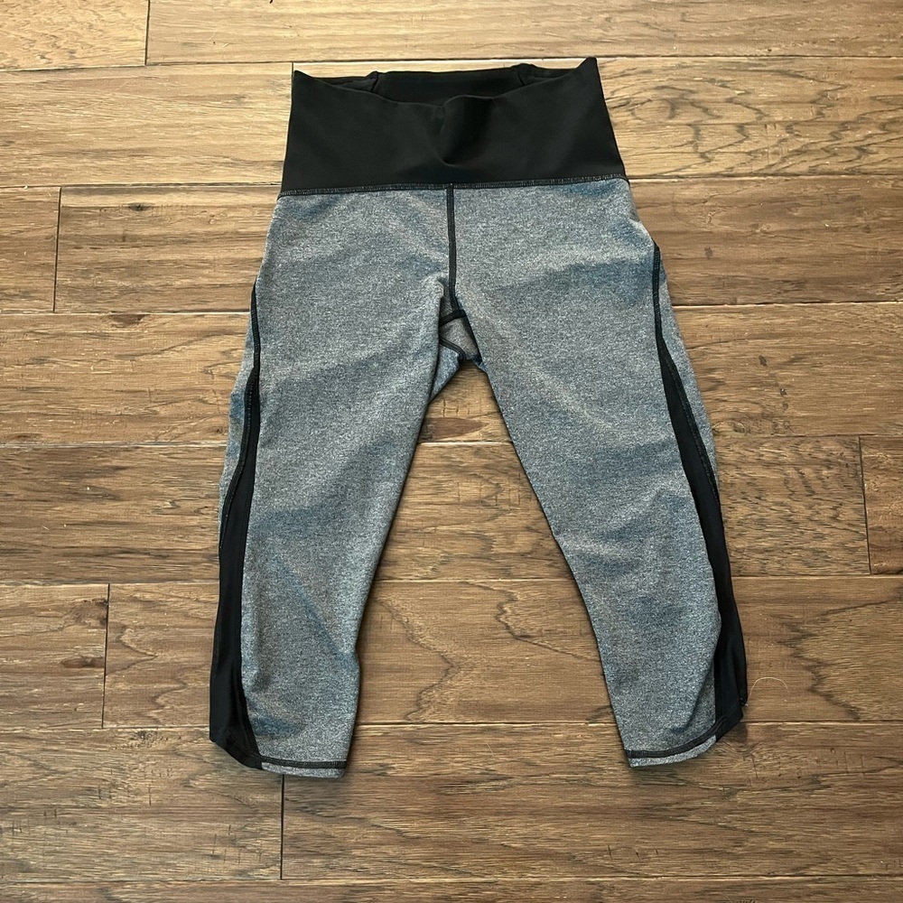 Lululemon black and Grey Leggings Capri Length Size 6
